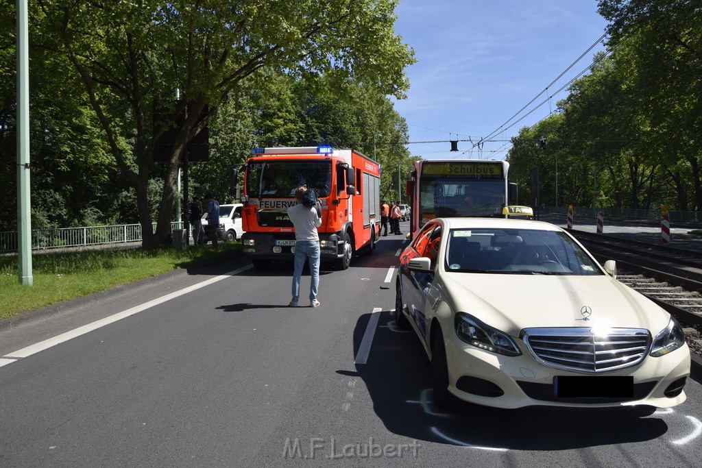 VU Schulbus Taxi Severinsbruecke Rich Innenstadt P35.JPG - Miklos Laubert